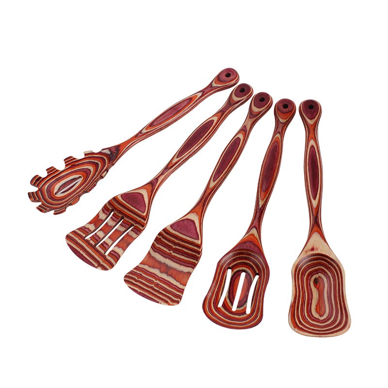 Utensílios de cozinha de madeira colorida rústica